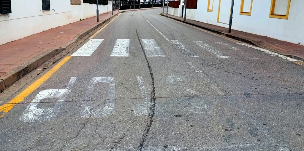 El estado de las marcas viales en Es Mercadal: un problema de seguridad y abandono